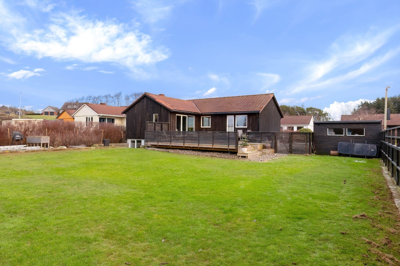 Fasade - stor og solrik tomt på nesten 800 kvm Galleribilde