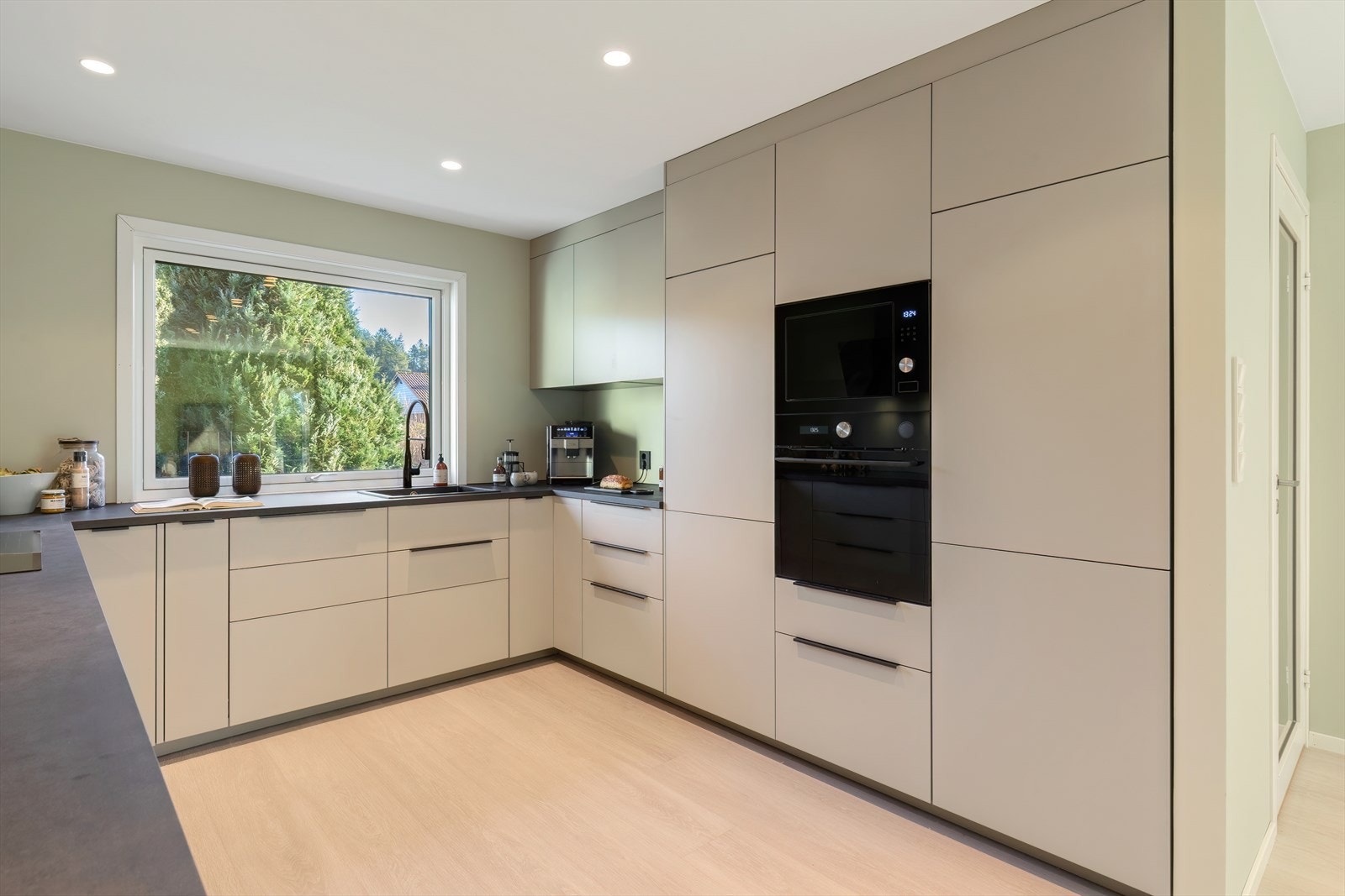 Kjøkken - praktisk innredet med god benk- og skapplass Galleribilde