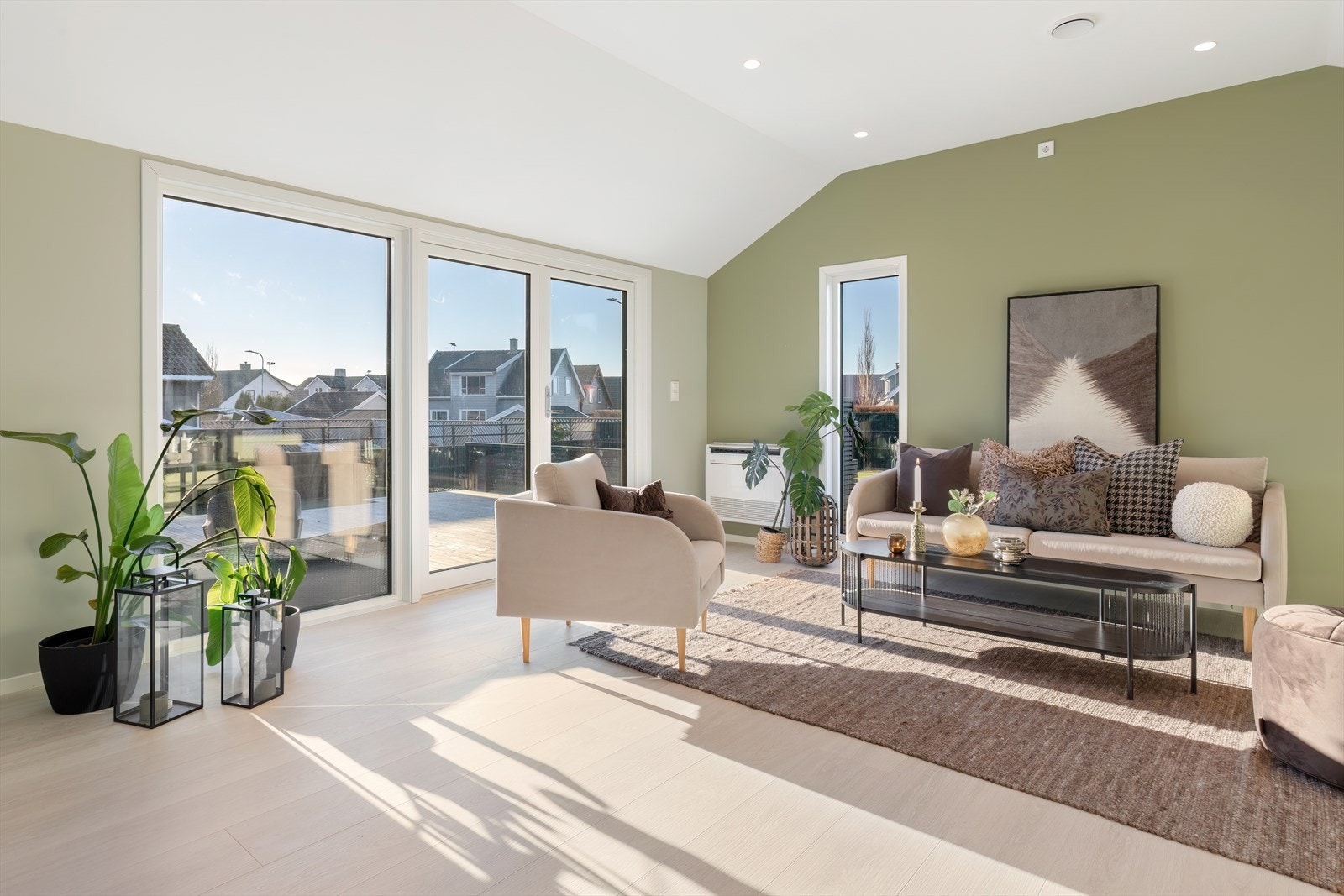 Stue - utgang til solrik terrasse og hage. Galleribilde