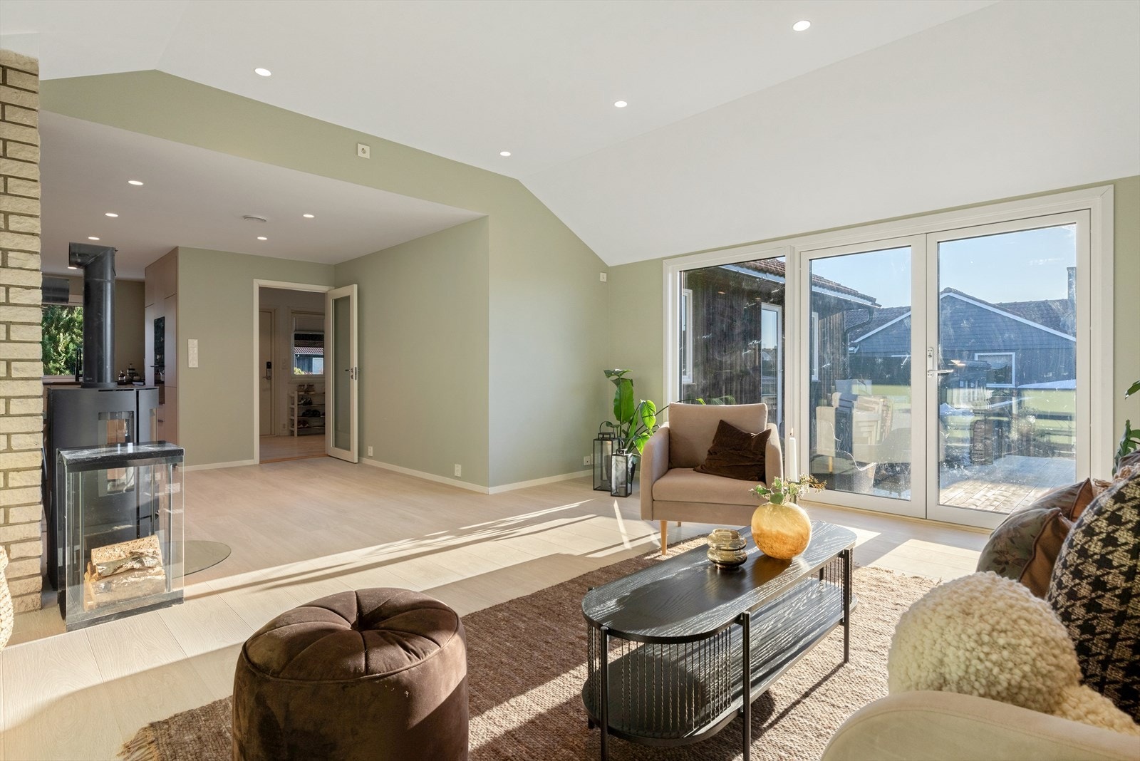 Stue - store vindusflater og ekstra takhøyde skaper en god romfølelse Galleribilde