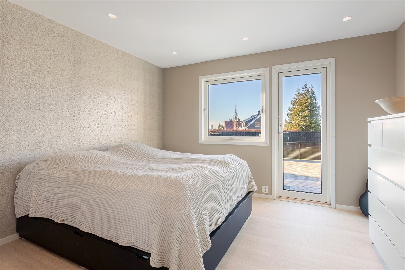 Soverom 1 - utgang til terrasse og hage Galleribilde