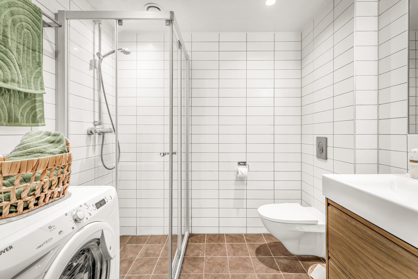 Delikat, helfliset bad med elektriske varmekabler i gulv og balansert ventilasjon Galleribilde