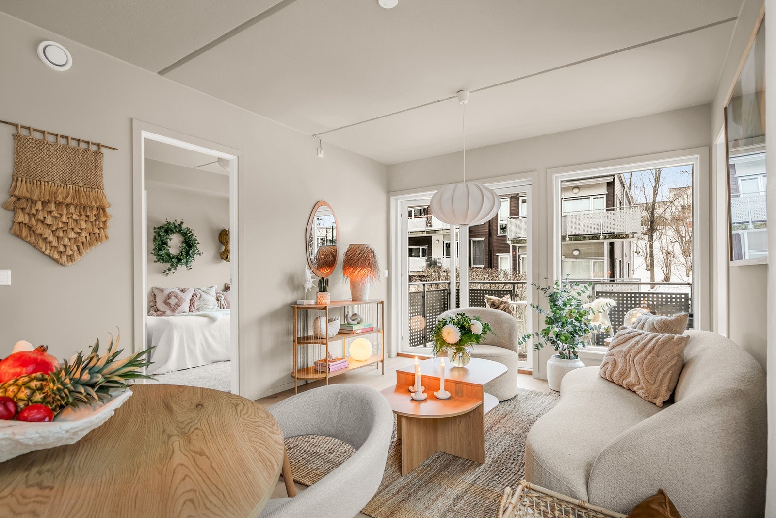 Rommet har store vindusflater på to sider som gir rikelig med naturlig lys Galleribilde