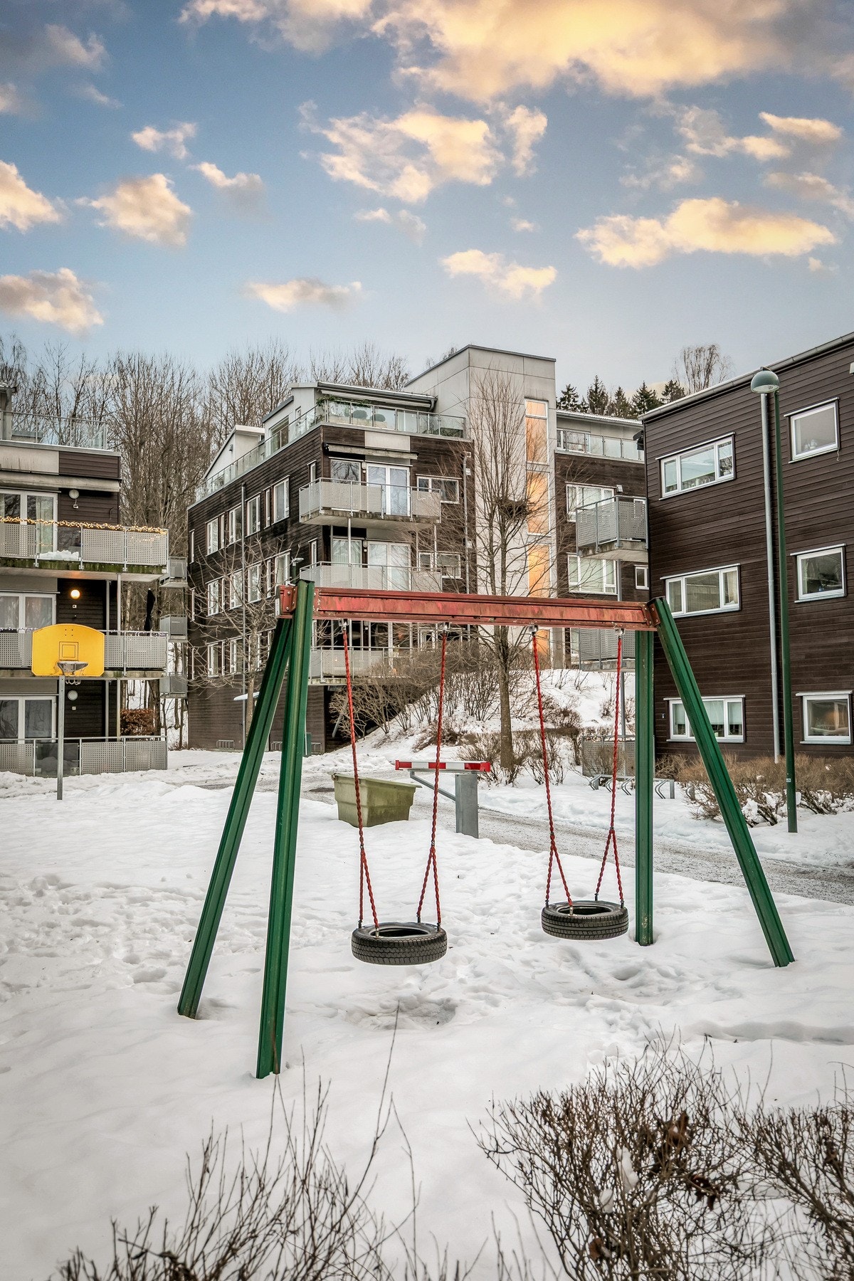 Tomten er pent opparbeidet med lekeplass, grøntområder og internveier Galleribilde