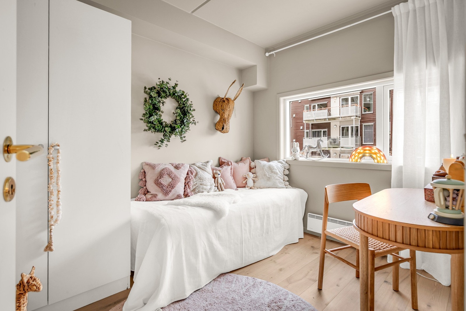 Soverom 2 kan egne seg godt som barnerom, gjesterom eller hjemmekontor Galleribilde