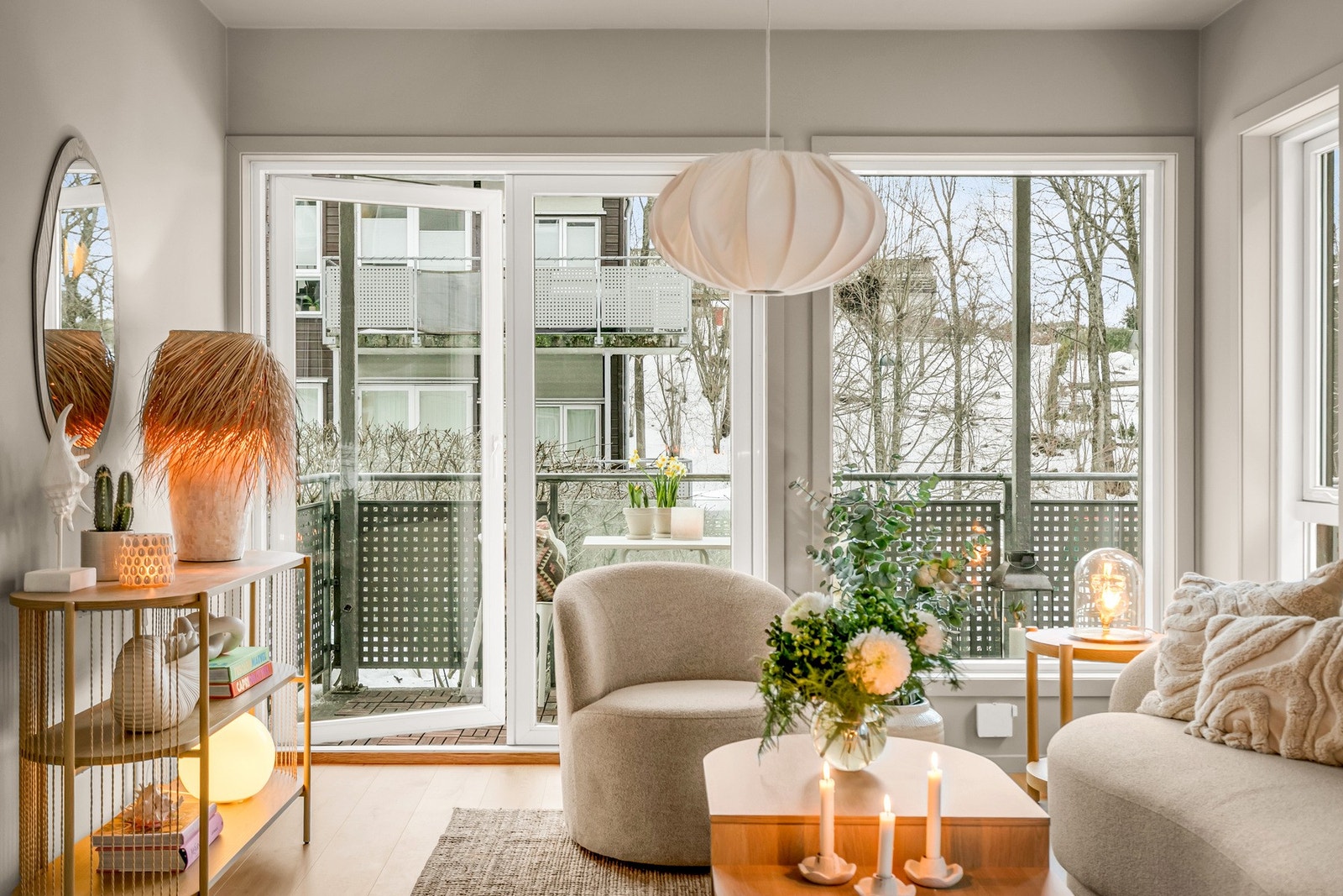 Fra stuen er det utgang til nordvestvendt balkong på ca. 8 kvm Galleribilde