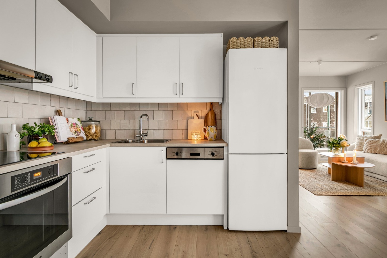 Innredningen har stekeovn, induksjonstopp, oppvaskmaskin og plass til frittstående hvitevarer Galleribilde