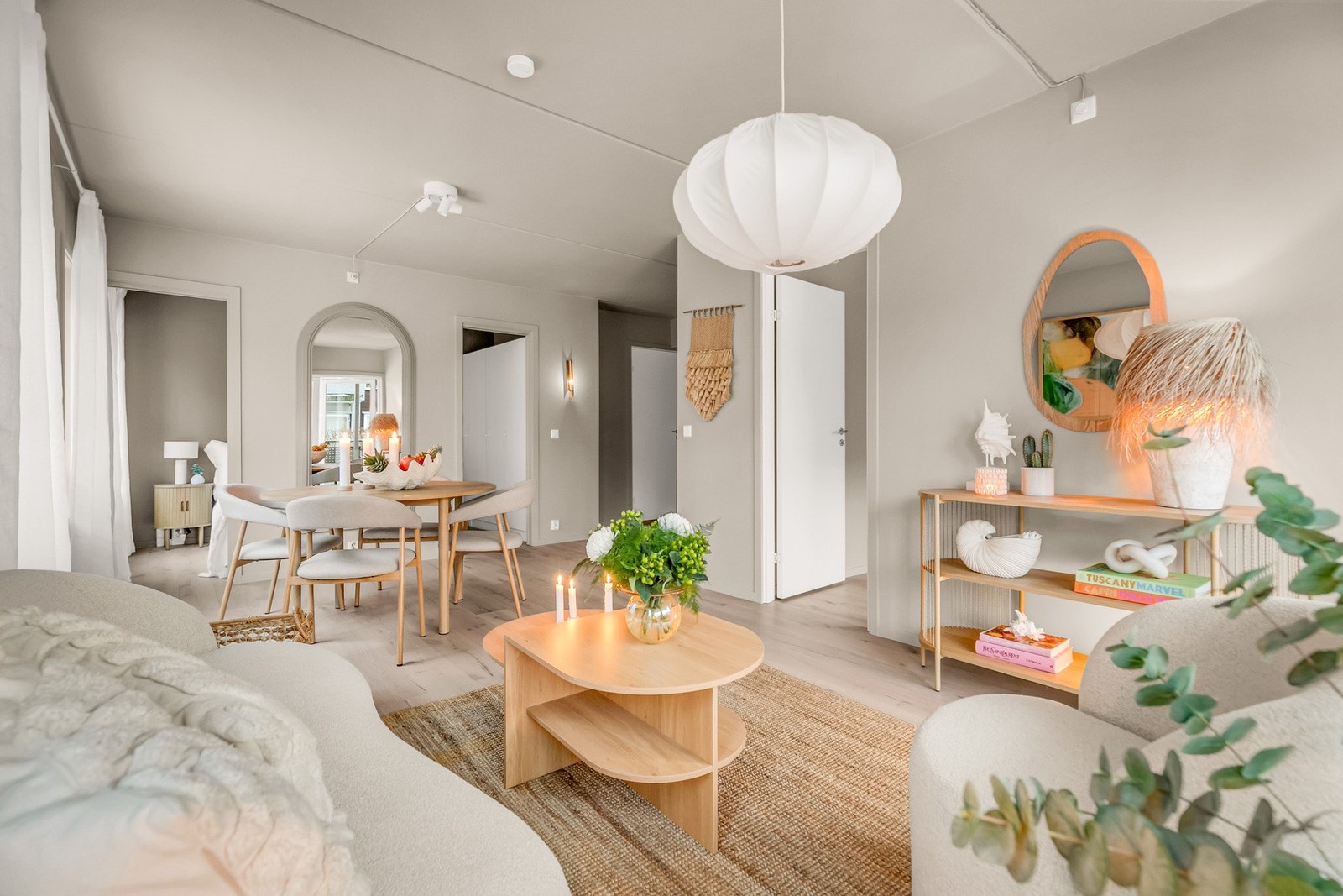 Leiligheten er pusset opp de siste tre månedene med nytt parkettgulv, nymalte vegger og himling samt nye taklamper og spotter Galleribilde