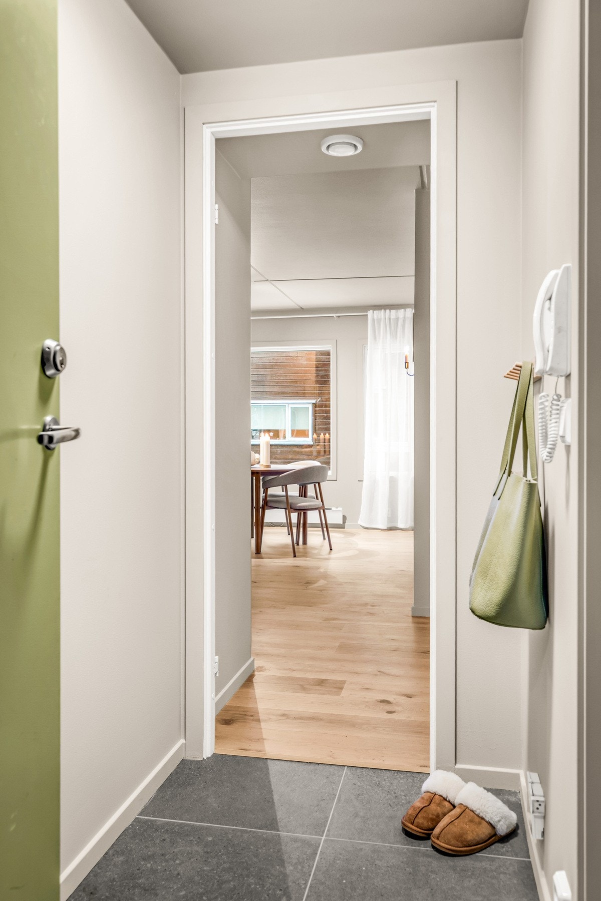 Entré med flislagt gulv og plass til oppheng av yttertøy Galleribilde