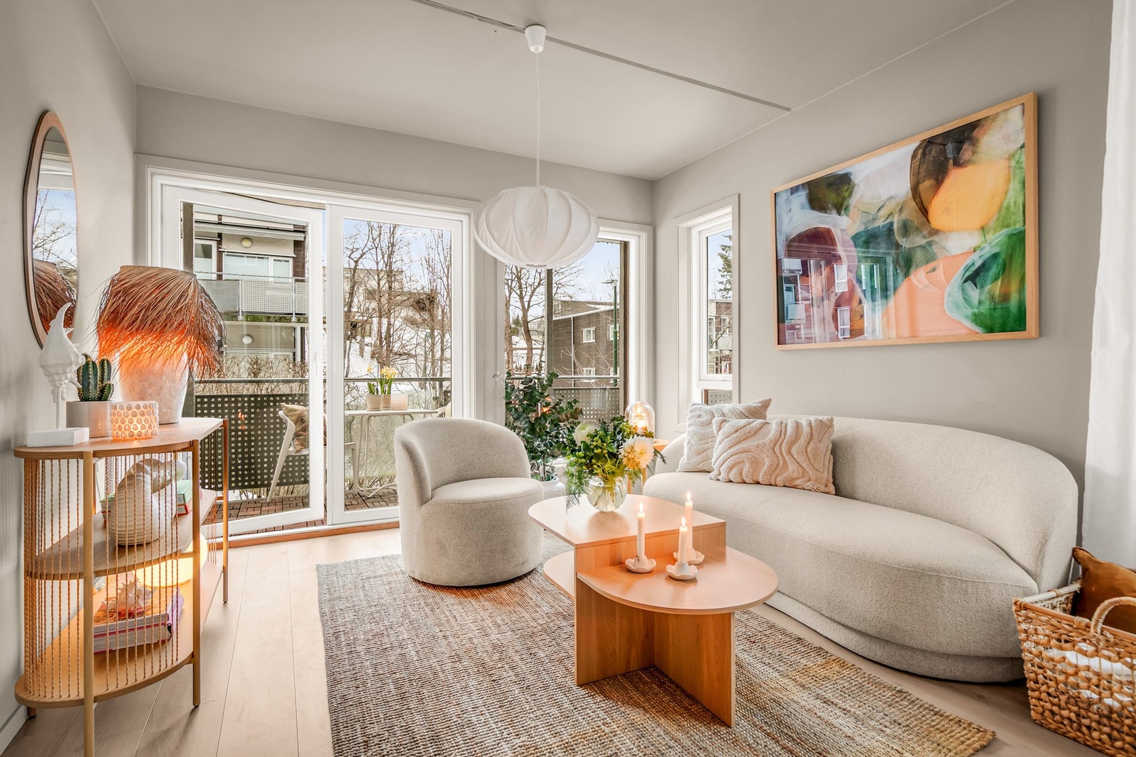 Tiltalende stue med 1-stavs parkettgulv og slette flater på vegger og i himling Galleribilde