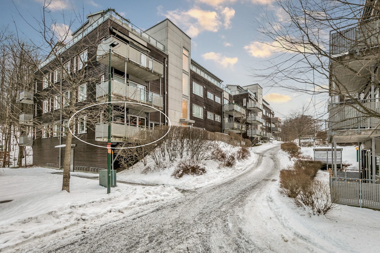 Leiligheten har en god intern beliggenhet på hjørne i høy 1. etasje Galleribilde