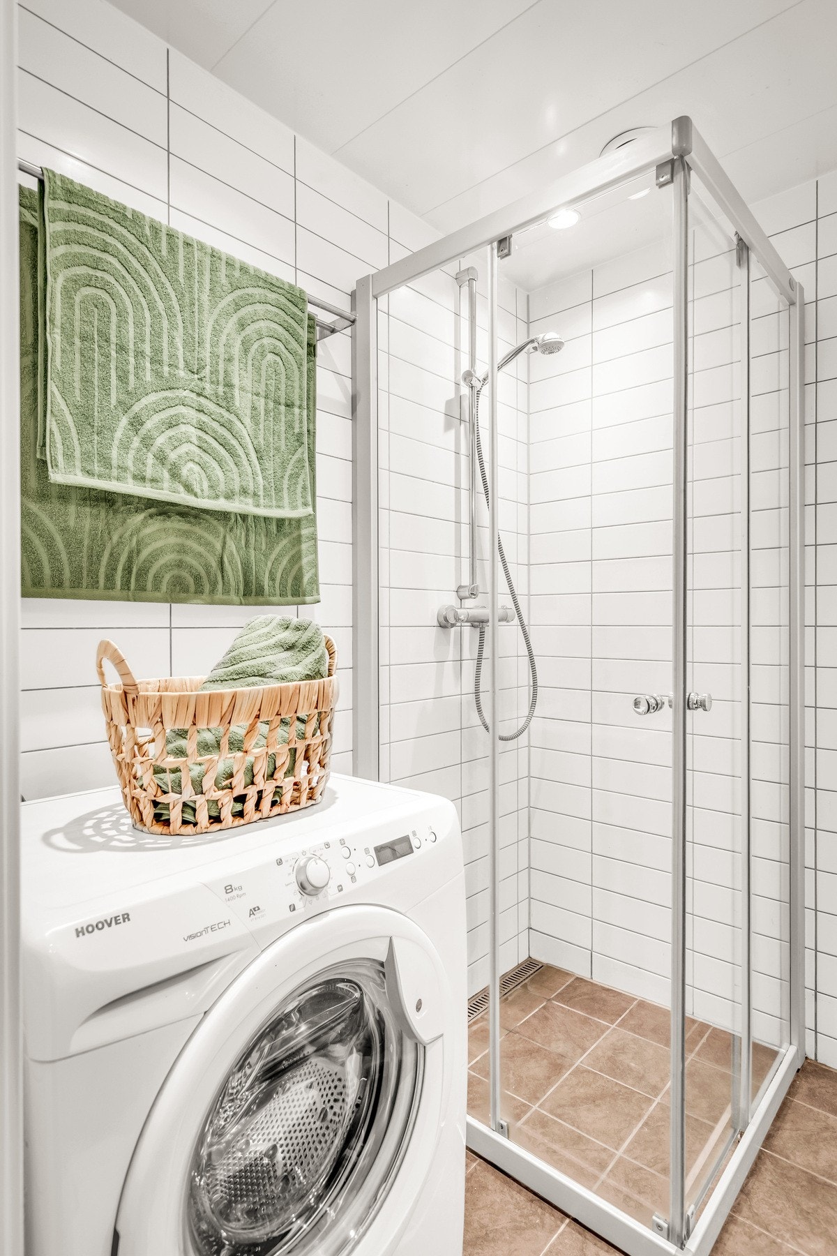 Videre er badet utstyrt med dusjhjørne og opplegg for vaskemaskin Galleribilde