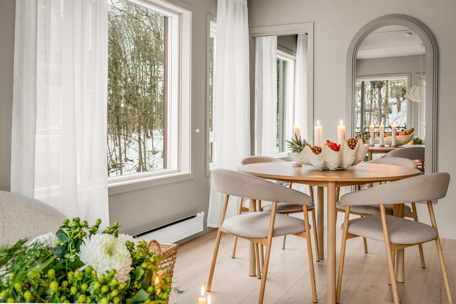 Stuen har fin plass til sofa, tv-møblement og spisebord Galleribilde