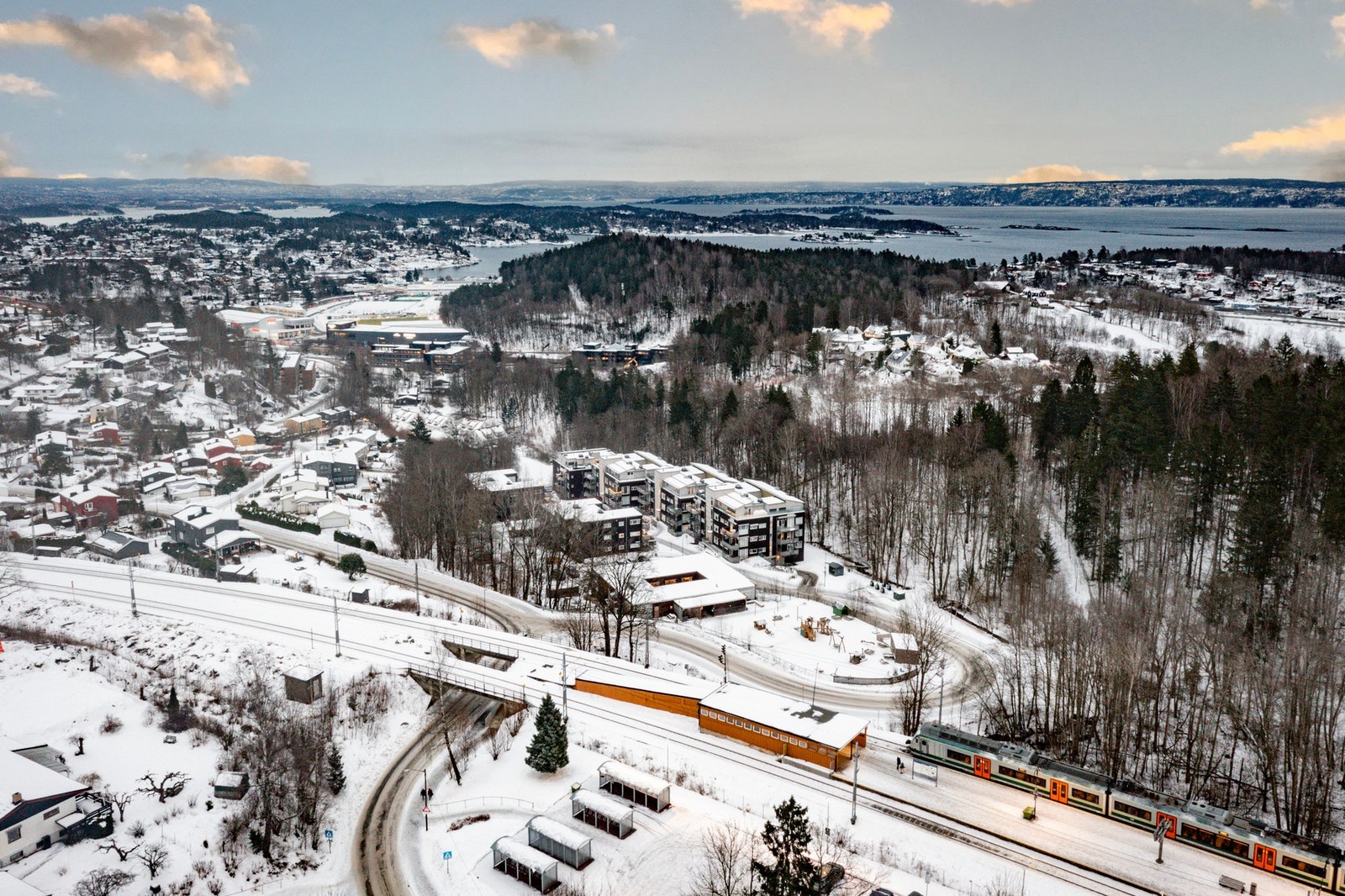 Nærområdet byr på flotte turmuligheter, bl.a. den idylliske kyststien fra Holmen mot Nærsnes Galleribilde