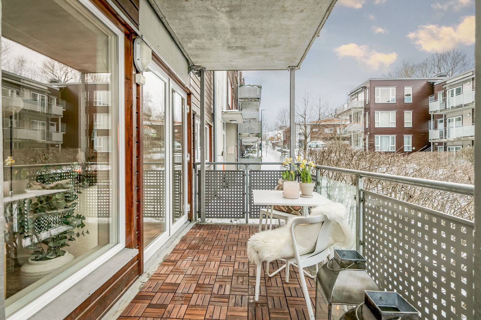 Balkongen er oppført i betong og har rekkverk i metall, glass og stål Galleribilde