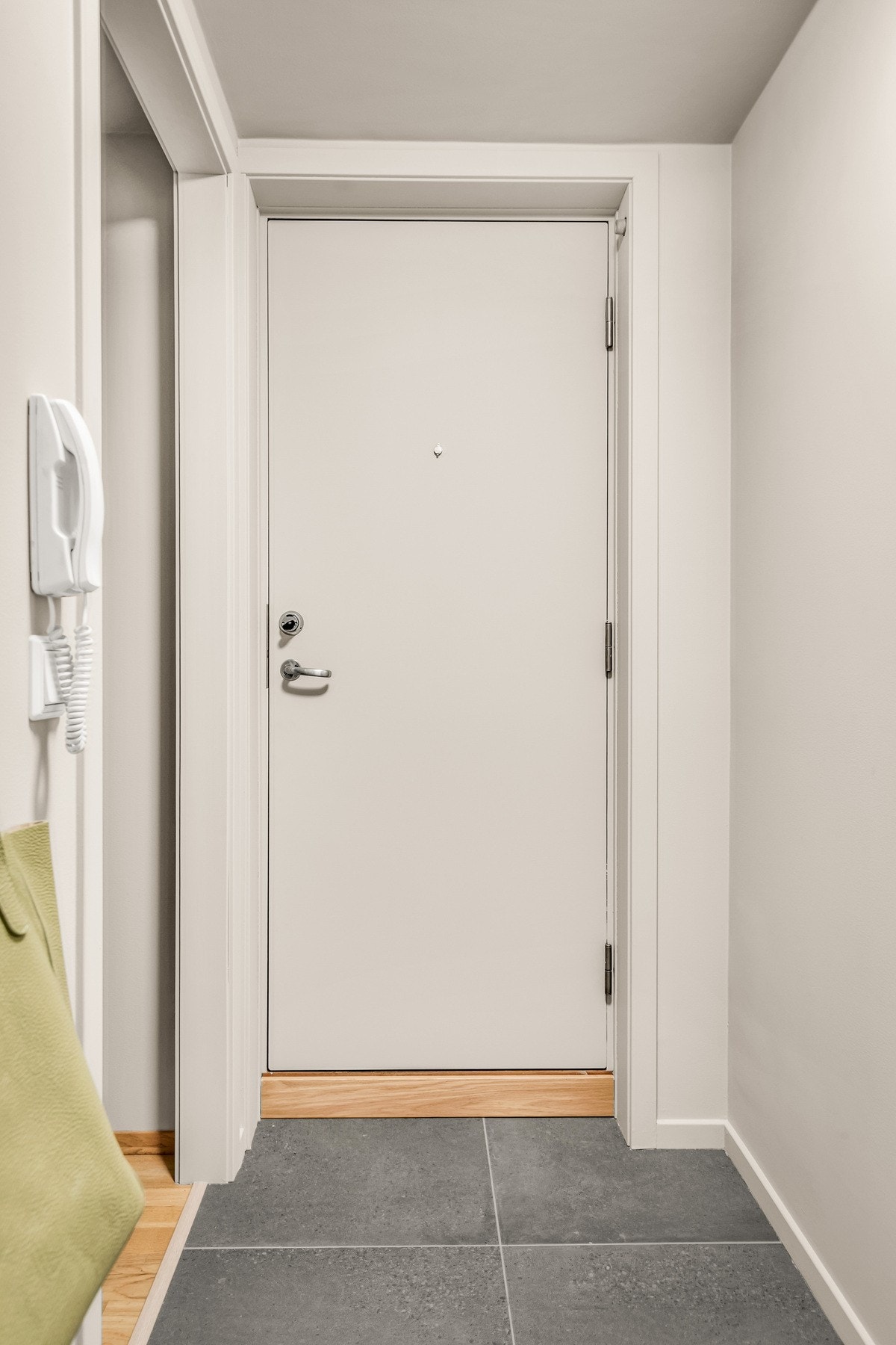 Det er montert callinganlegg med fjernåpner Galleribilde