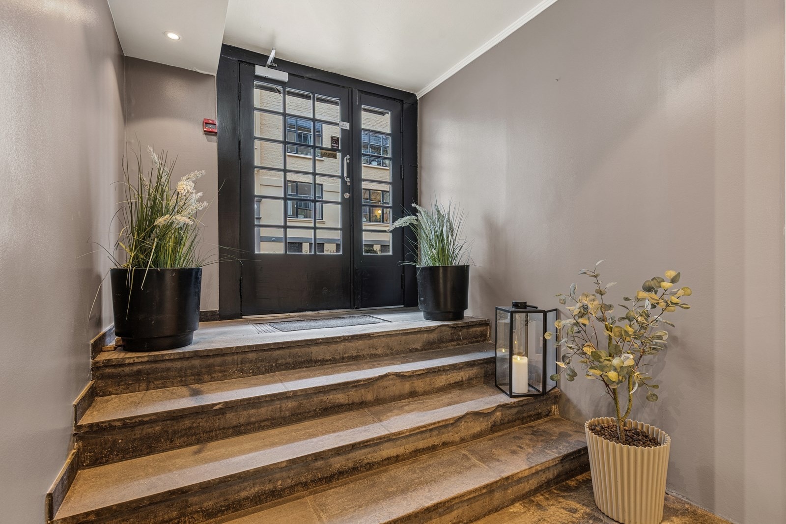 Pen og innbydende trappeinngang til bygget - god belysning og et hyggelig uttrykk. Galleribilde