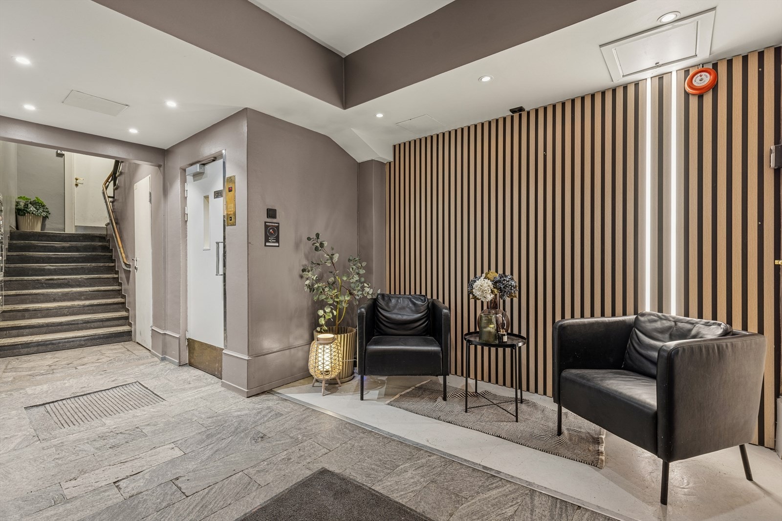 Leilighetsbygget har både adkomst ved bruk av både trapp og heis. Galleribilde