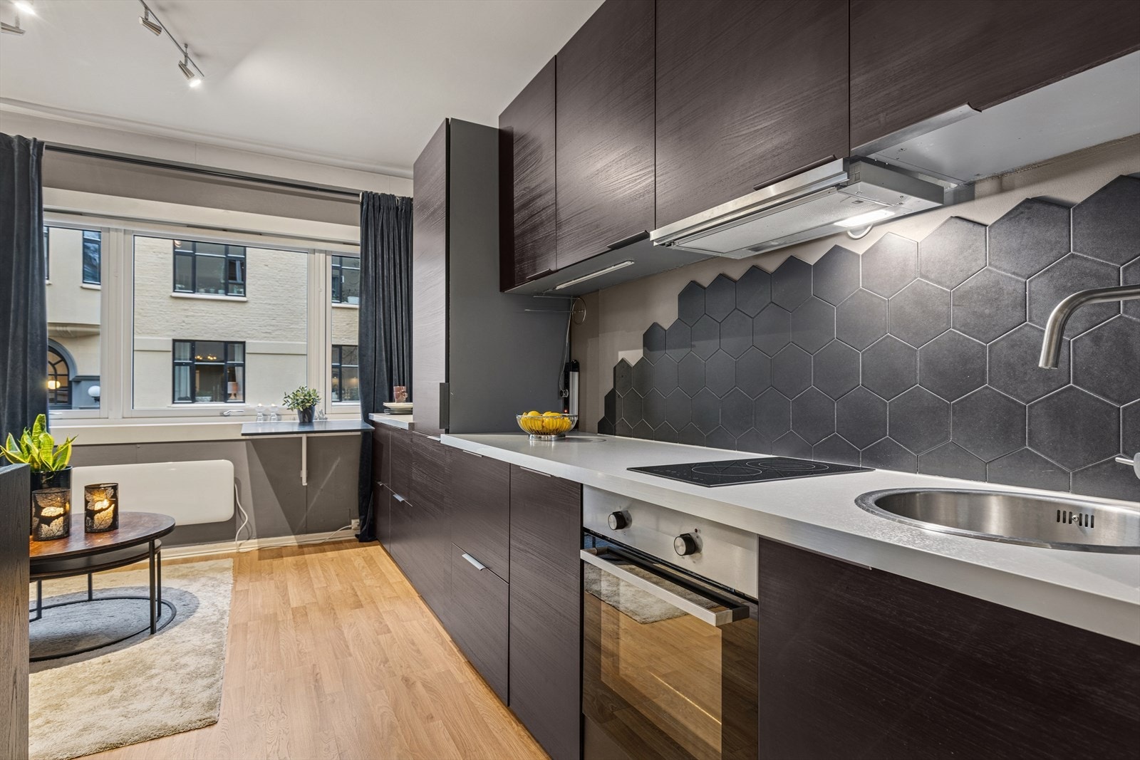 Åpen stue- og kjøkkenløsning med store vinduer og godt med naturlig lys. Galleribilde