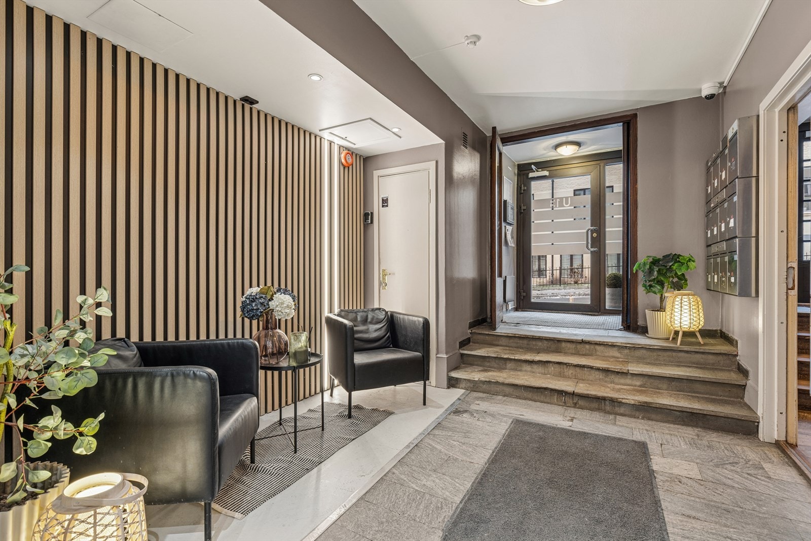 Leiligheten ligger i et attraktivt og veletablert boligområde på Uranienborg. Hyggelig inngangsparti! Galleribilde