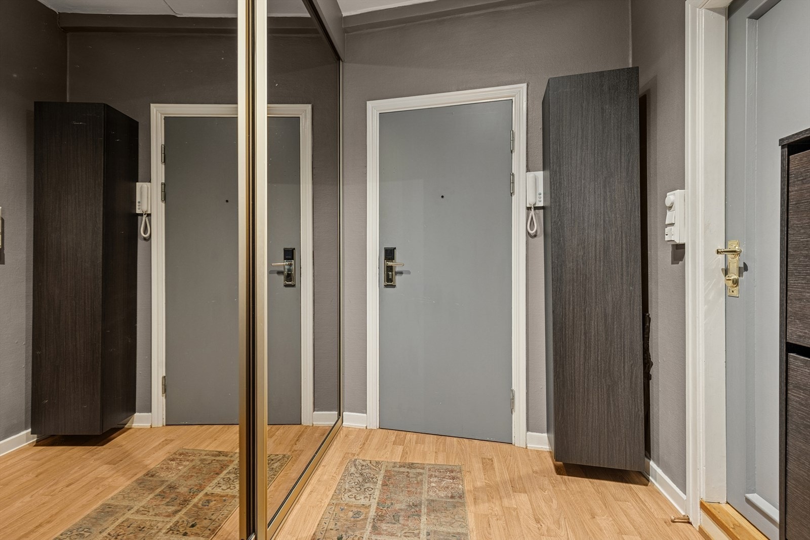 Her har du en praktisk skyvedørsgarderobe til bruk av oppbevaring, og plass til ønsket møblement i rommet. Galleribilde