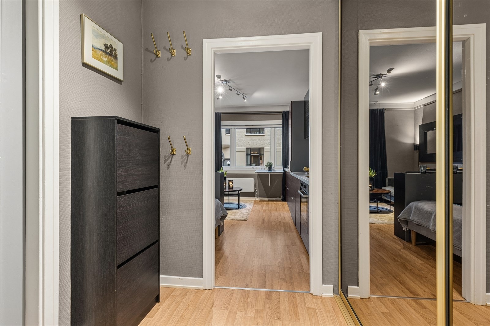 Leilighetens inngangsparti er pent og velstelt, og gir et godt førsteinntrykk av boligen. Galleribilde