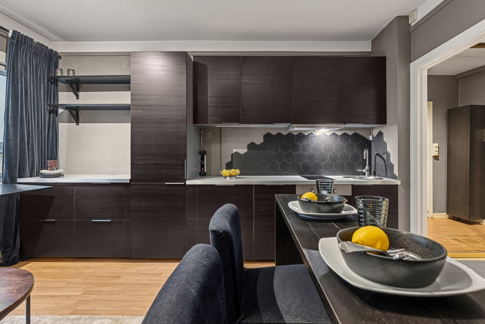 Kjøkkeninnredning fra 2018 med glatte og mørke fronter. Galleribilde