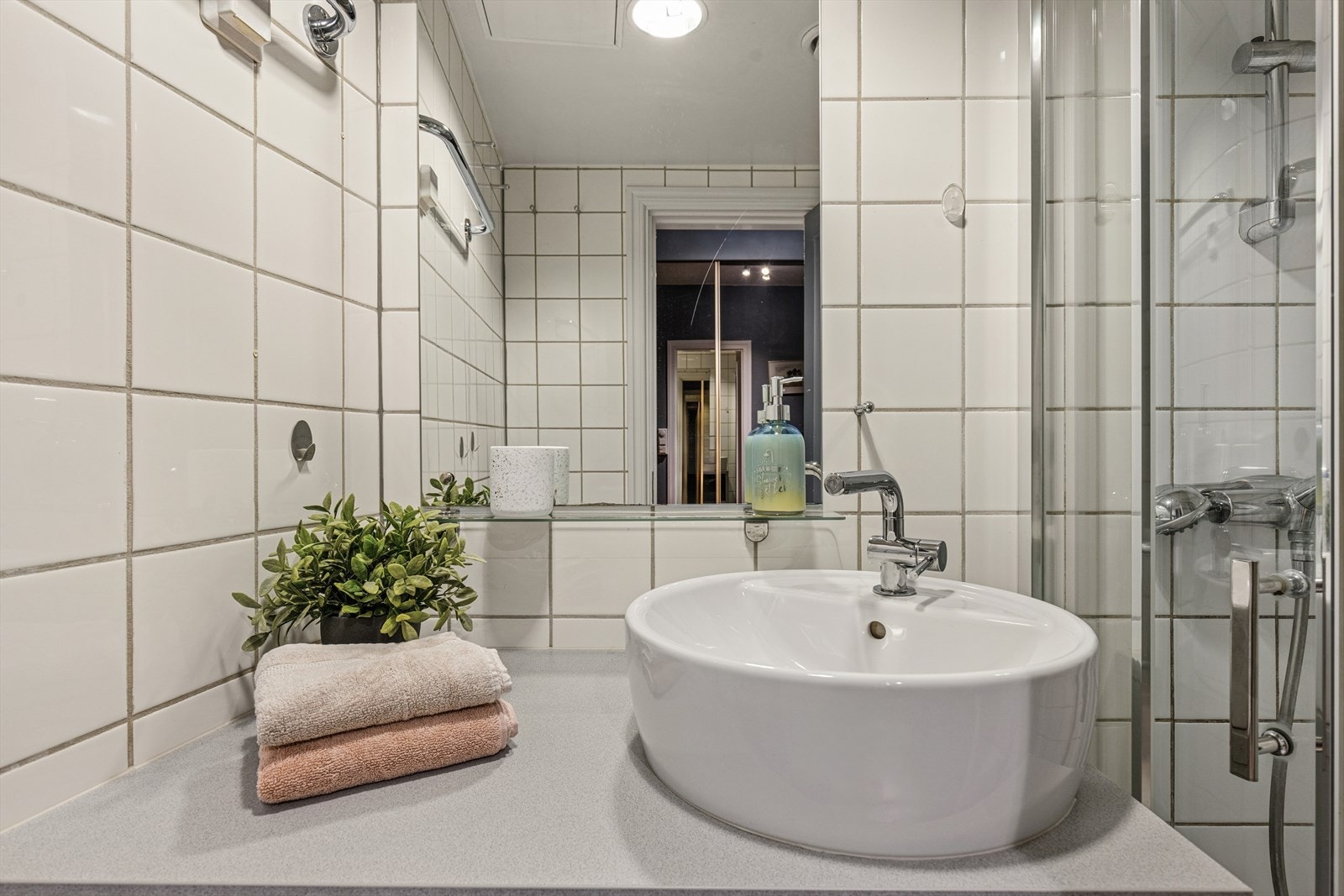 Lyst og pent flislagt bad med varmekabler i gulvet. Galleribilde