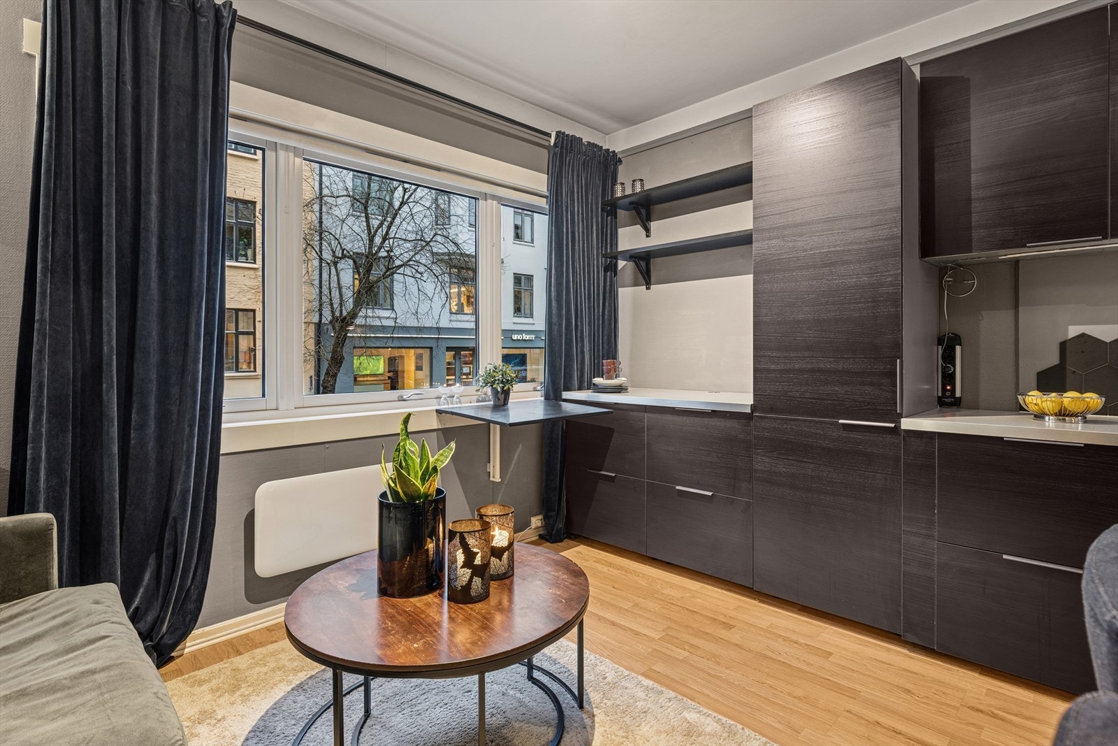 Det er godt med skap og benkeplass i leiligheten. Galleribilde