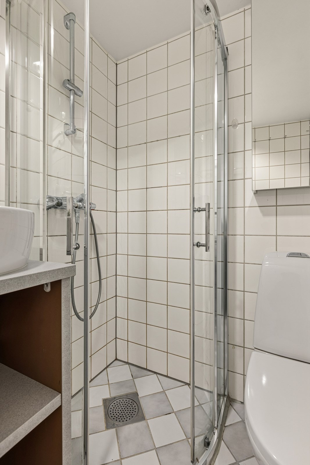 Baderommet består av servant, wc, , opplegg til vaskemaskin og dusj. Galleribilde