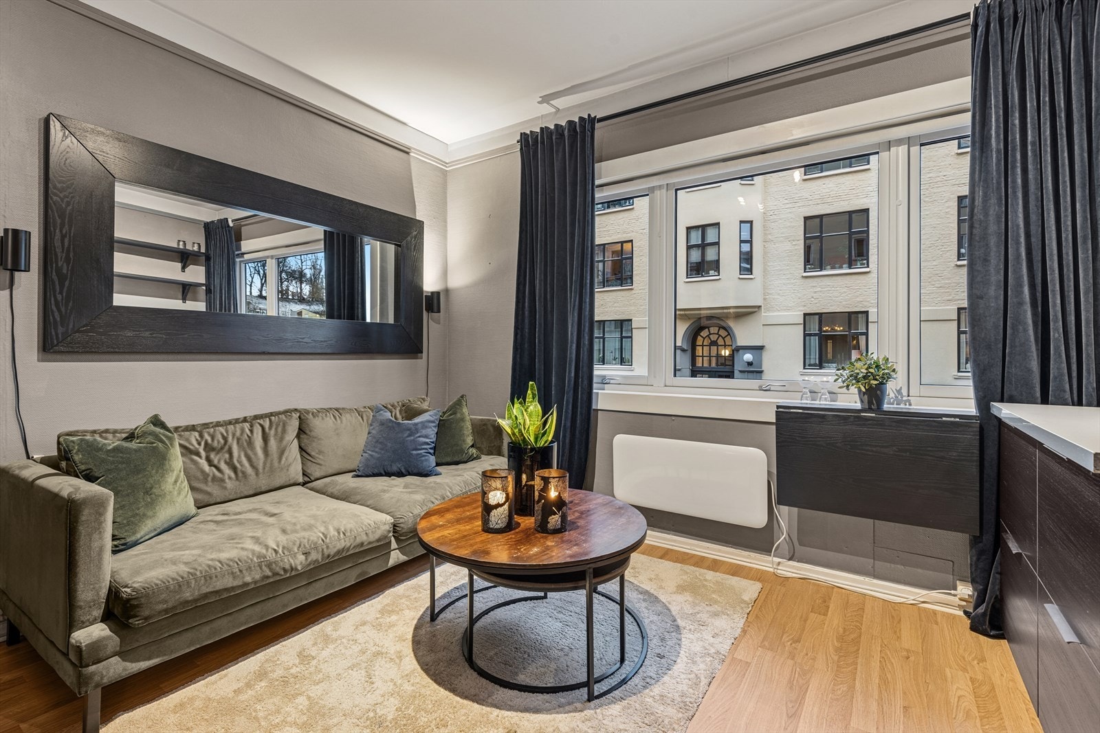 Hyggelig og funksjonelt sofahjørne som skaper en behagelig oppholds-plass i leiligheten. Galleribilde