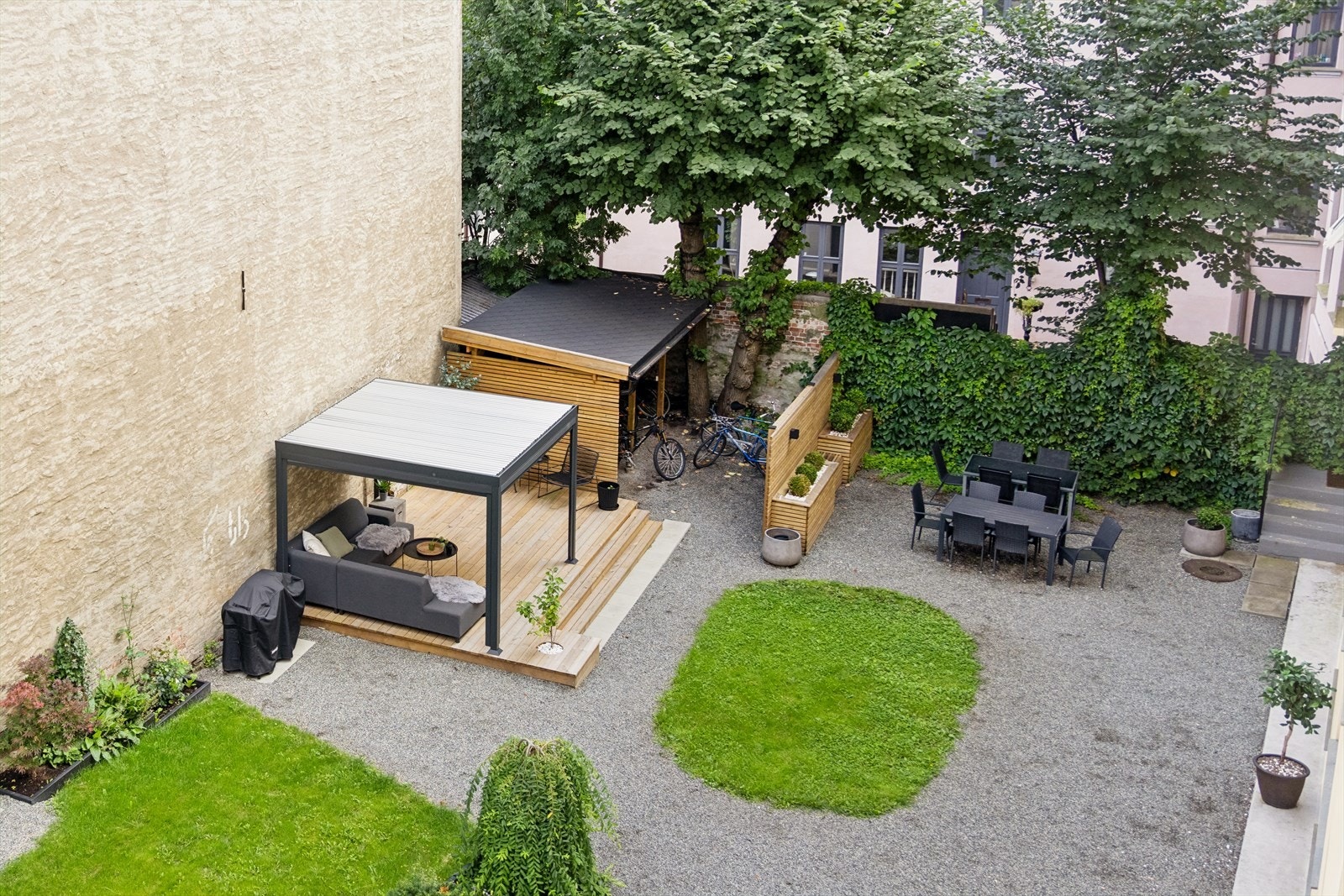 Stor, praktisk og skjermet bakhage med mulighet for trygg sykkelparkering og annen oppbevaring. Galleribilde