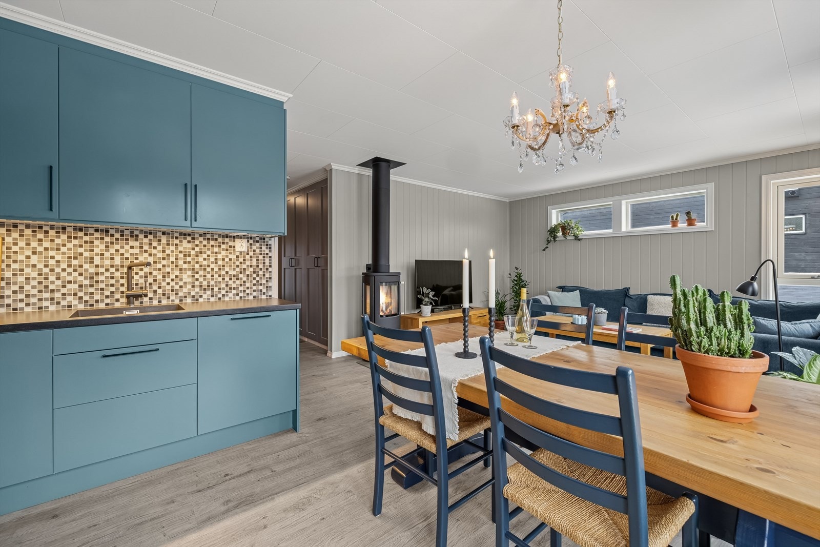 Kjøkkenet har benkeplate av laminat og kjøkkenventilator med avtrekk ut. Galleribilde