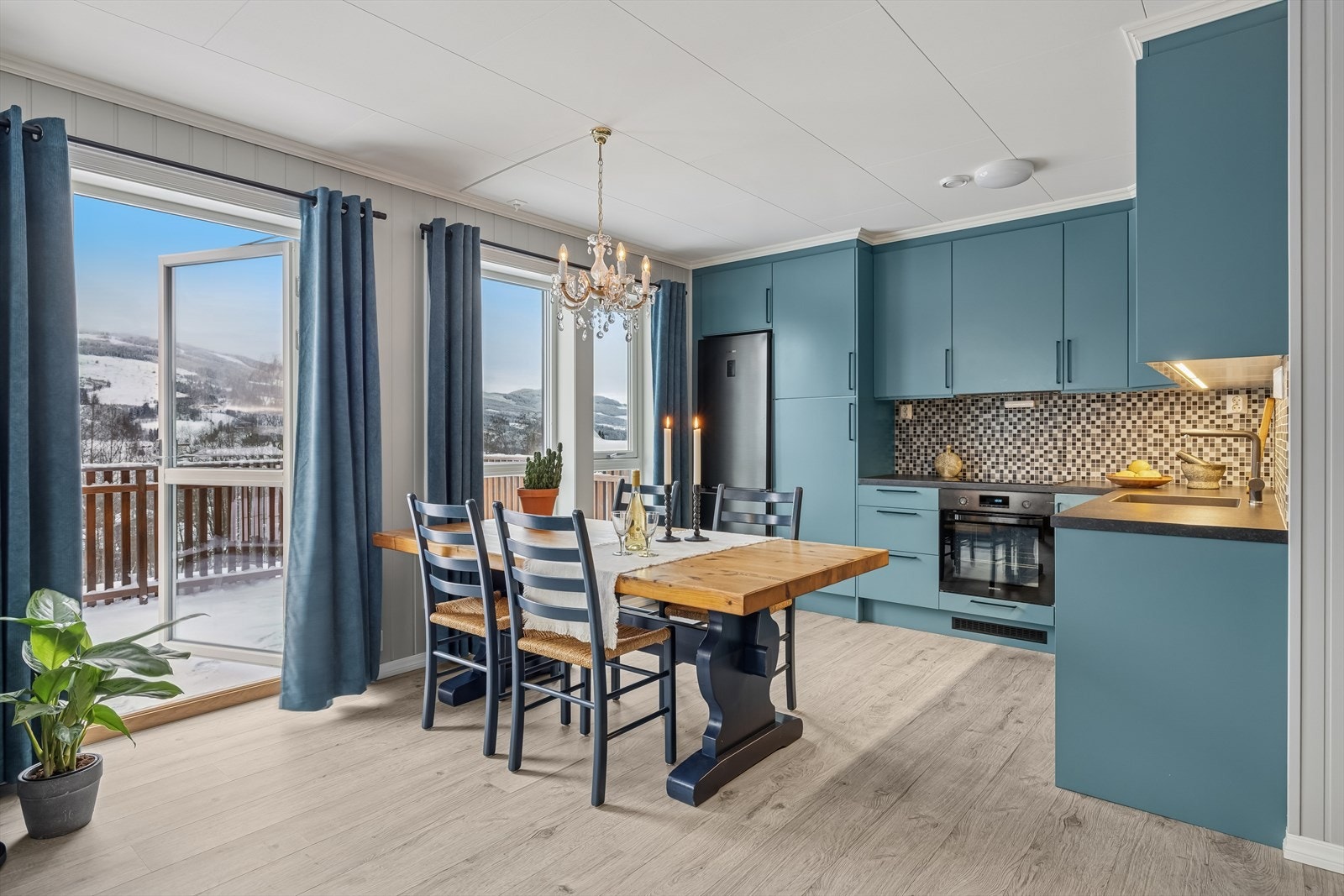 Spiseplass i direkte tilknytning til kjøkkenet er praktisk når man har gjester. Galleribilde