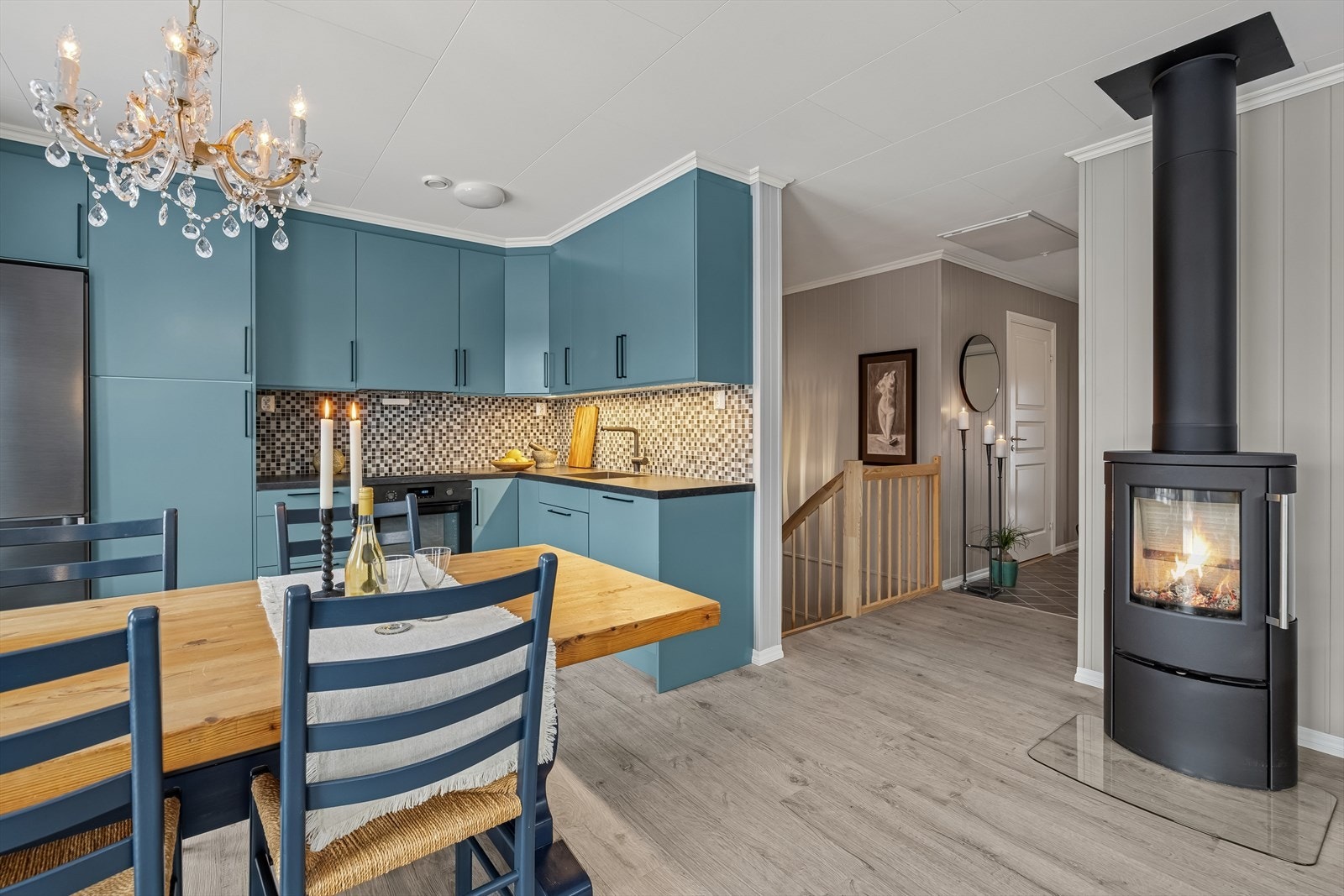 Fargerik kjøkkeninnredning fra byggeår. Det er godt med skap- og benkeplass. Galleribilde