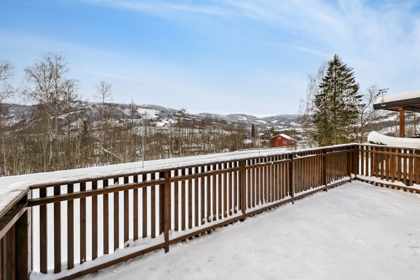 Terrassen gir mulighet for utendørs opphold med utsikt over det vakre landskapet. Galleribilde