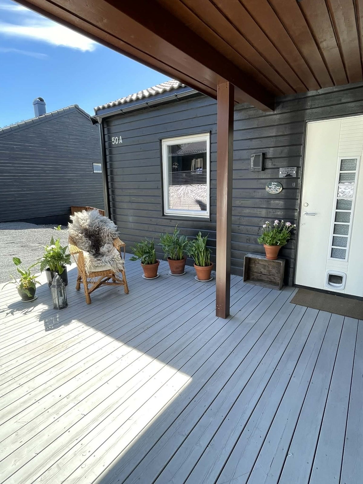 Selgers bilde. Flott terrasseplatting ved inngangspartiet, her kan man nyte solrik beliggenhet i sommerhalvåret. Galleribilde