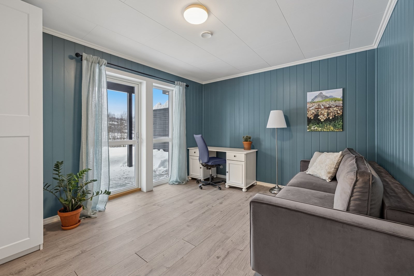 Kjellerstue med utgang til terrasse. Det er god plass til sofagruppe og skrivebord til hjemmekontoret. Galleribilde