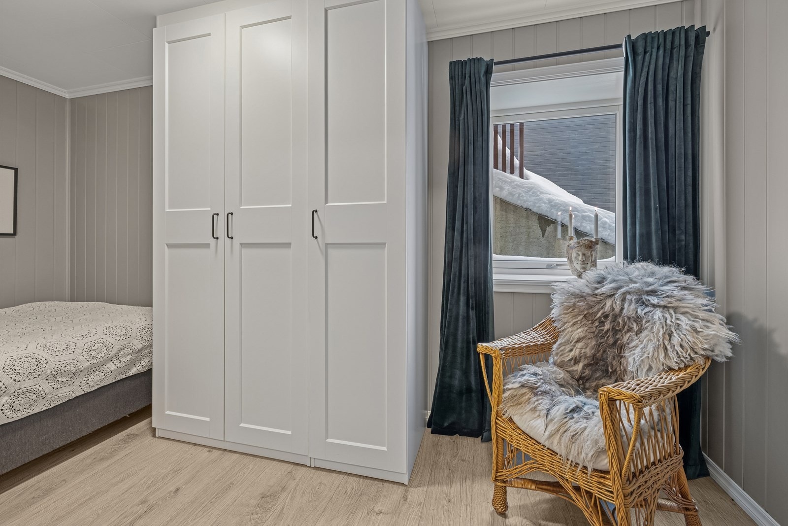 Garderobeskap sikrer gode oppbevaringsmuligheter. Galleribilde