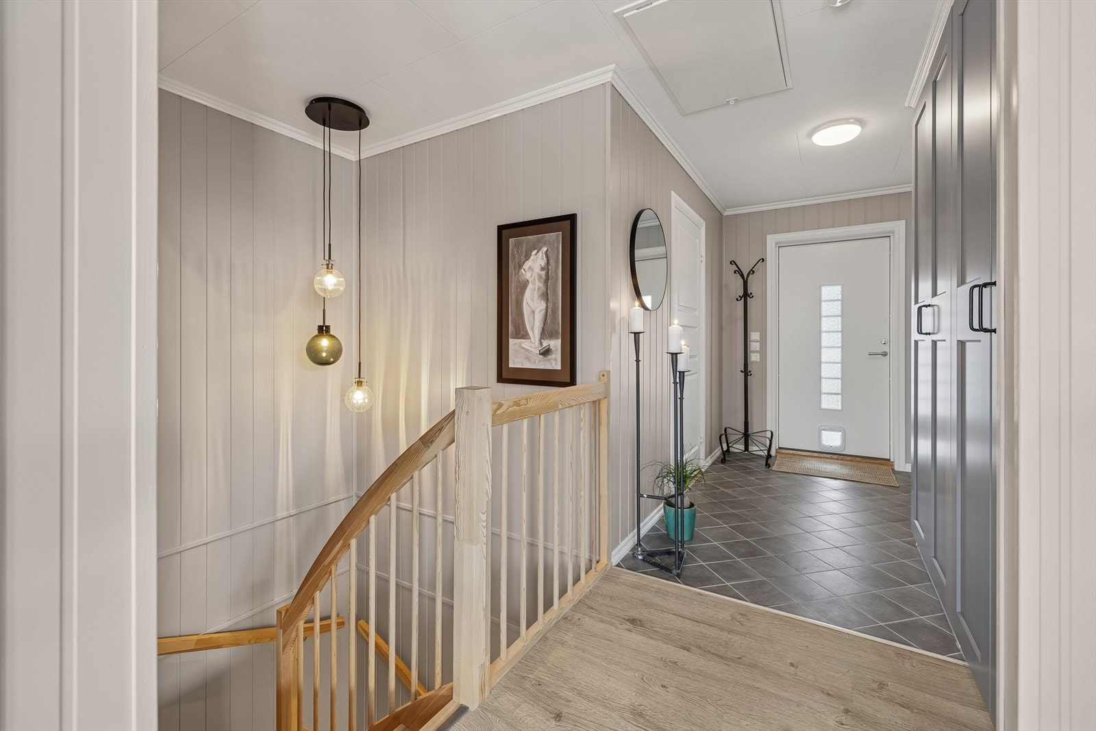 Lys og trivelig entré med adkomst til loft som er blåseisolert og det er lagt plater på deler av gulvet. Galleribilde