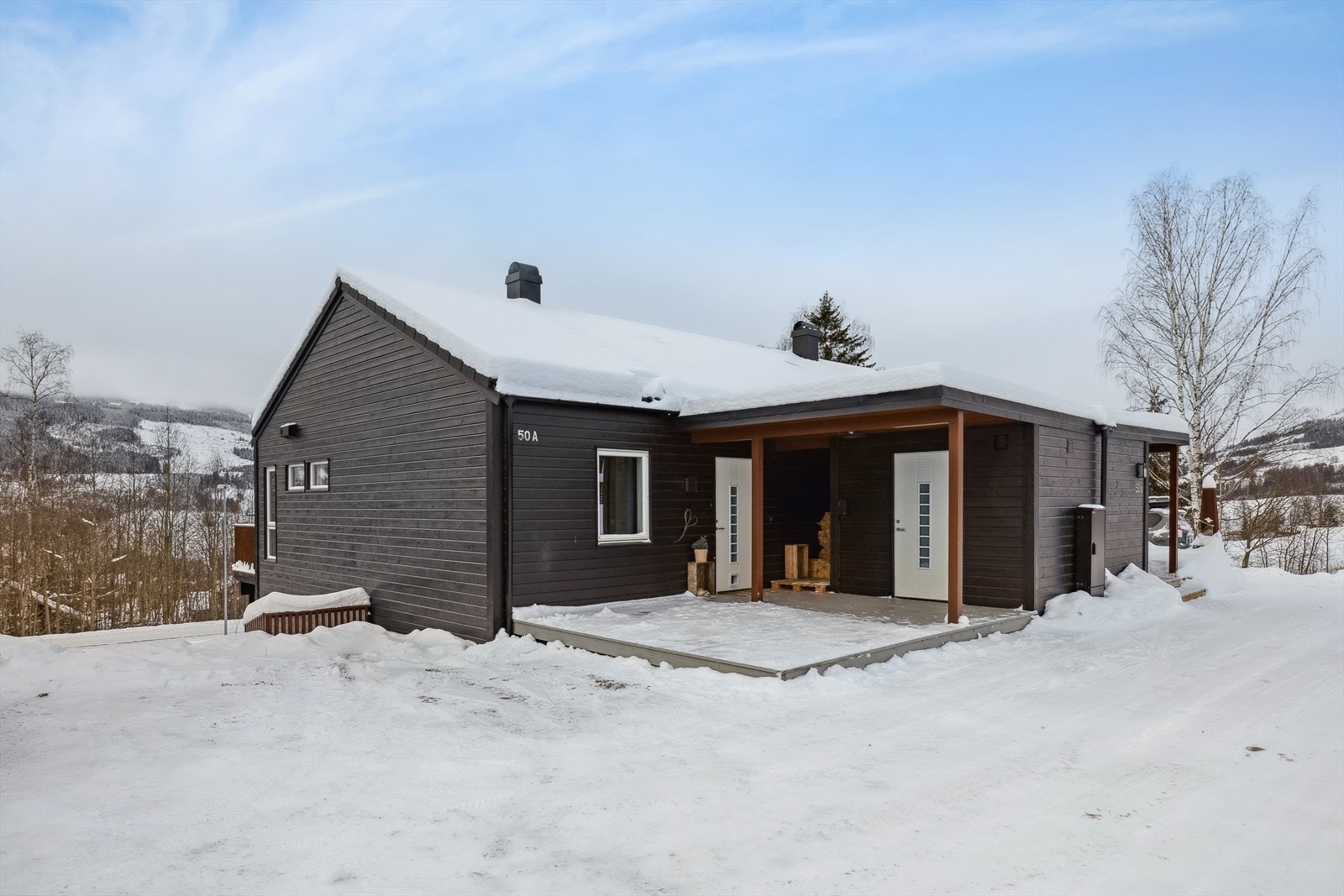 Hyggelig inngangsparti som er delvis overbygd. Galleribilde