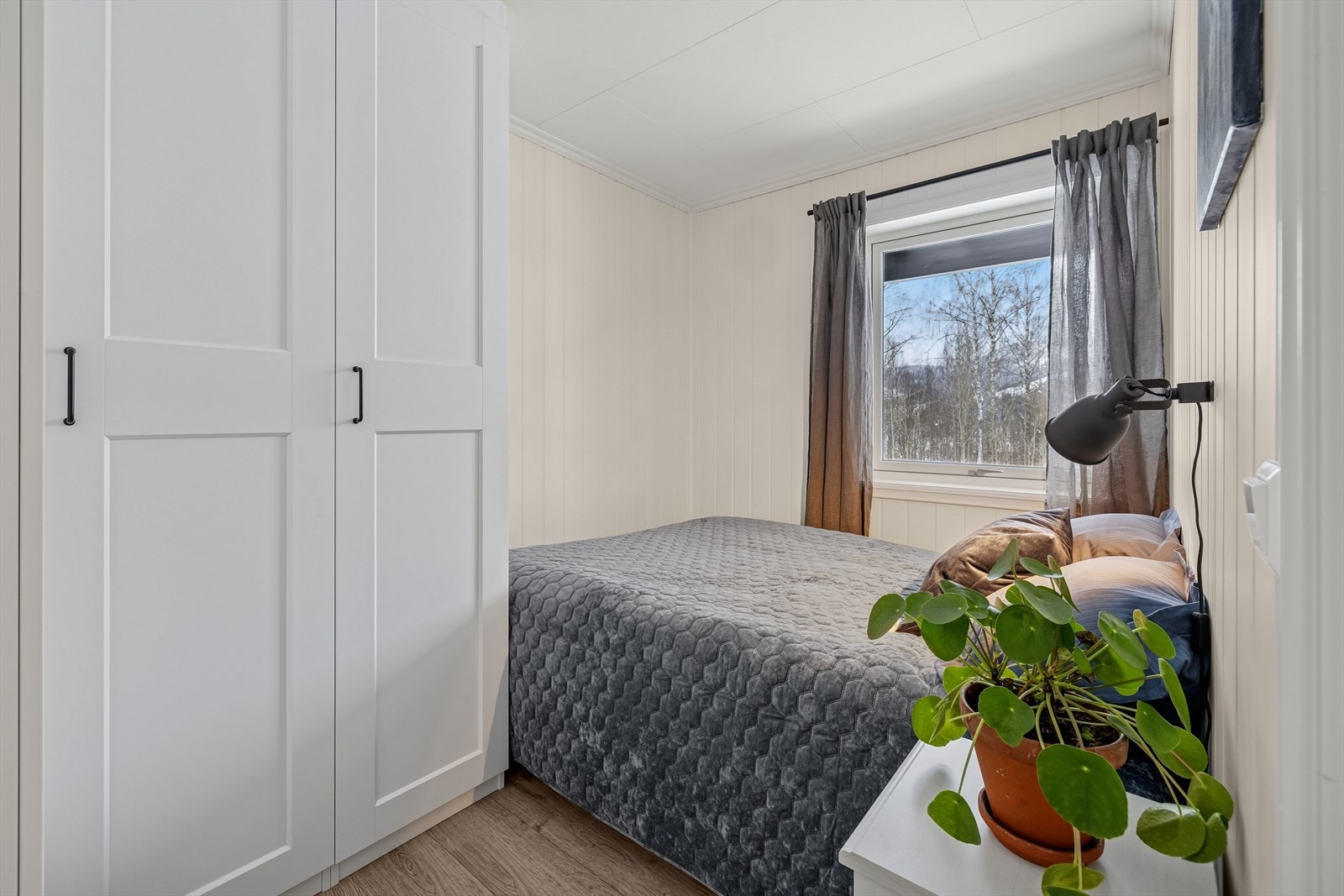 Garderobeløsning med hvite fronter gir god oppbevaringsplass. Galleribilde