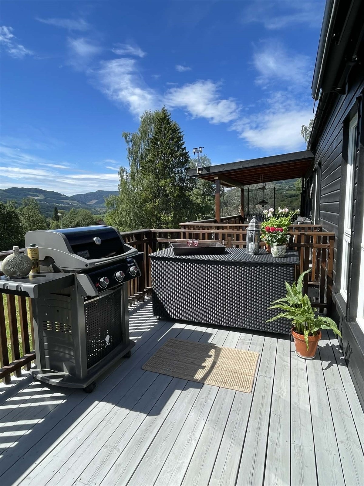 God plass til grill og hagemøblement, her kan man nyte flott utsikt og gode solforhold! Galleribilde