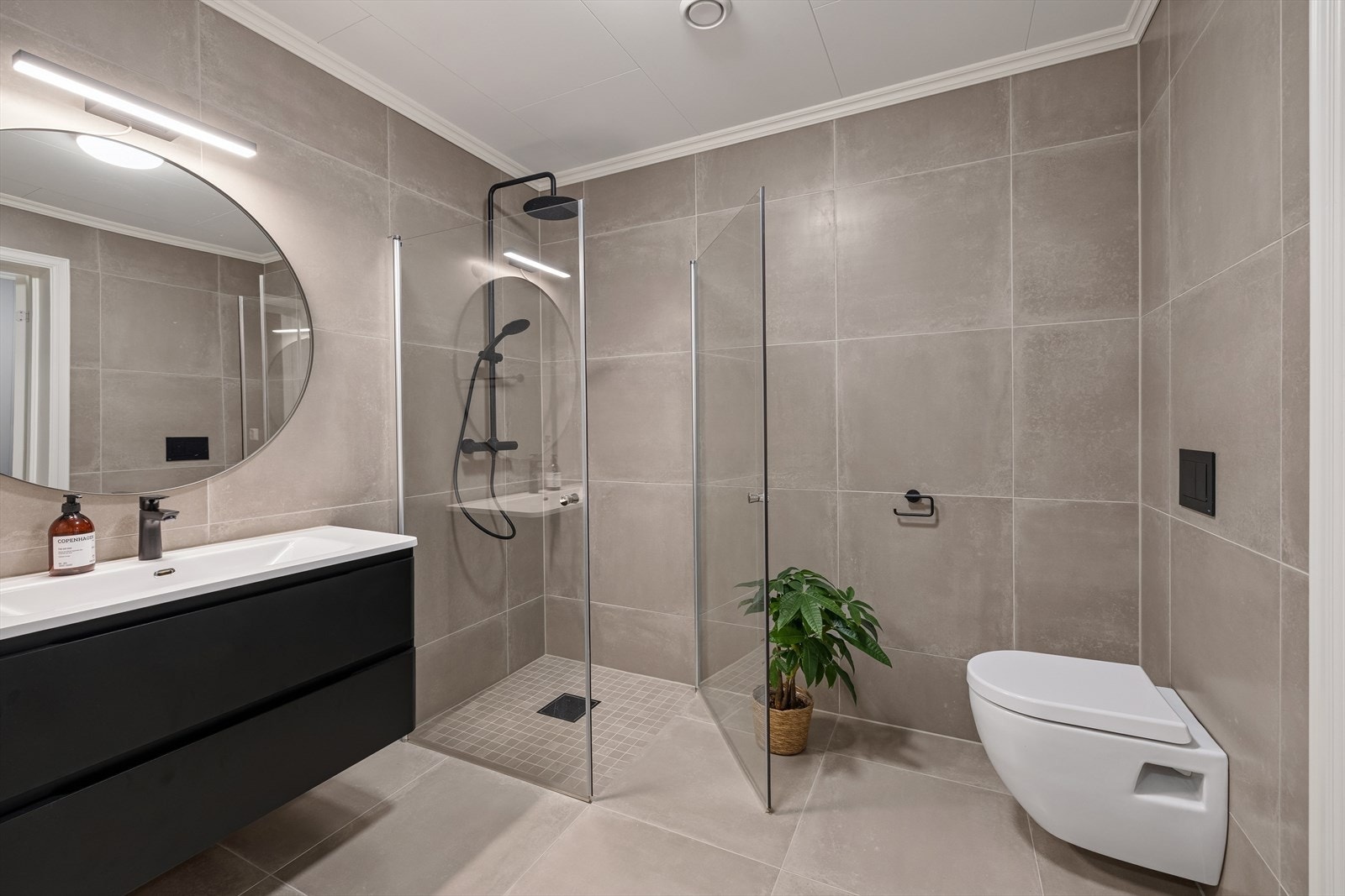 Boligen har totalt to baderom med moderne overflater. Det er varmekabler i gulvet. Galleribilde