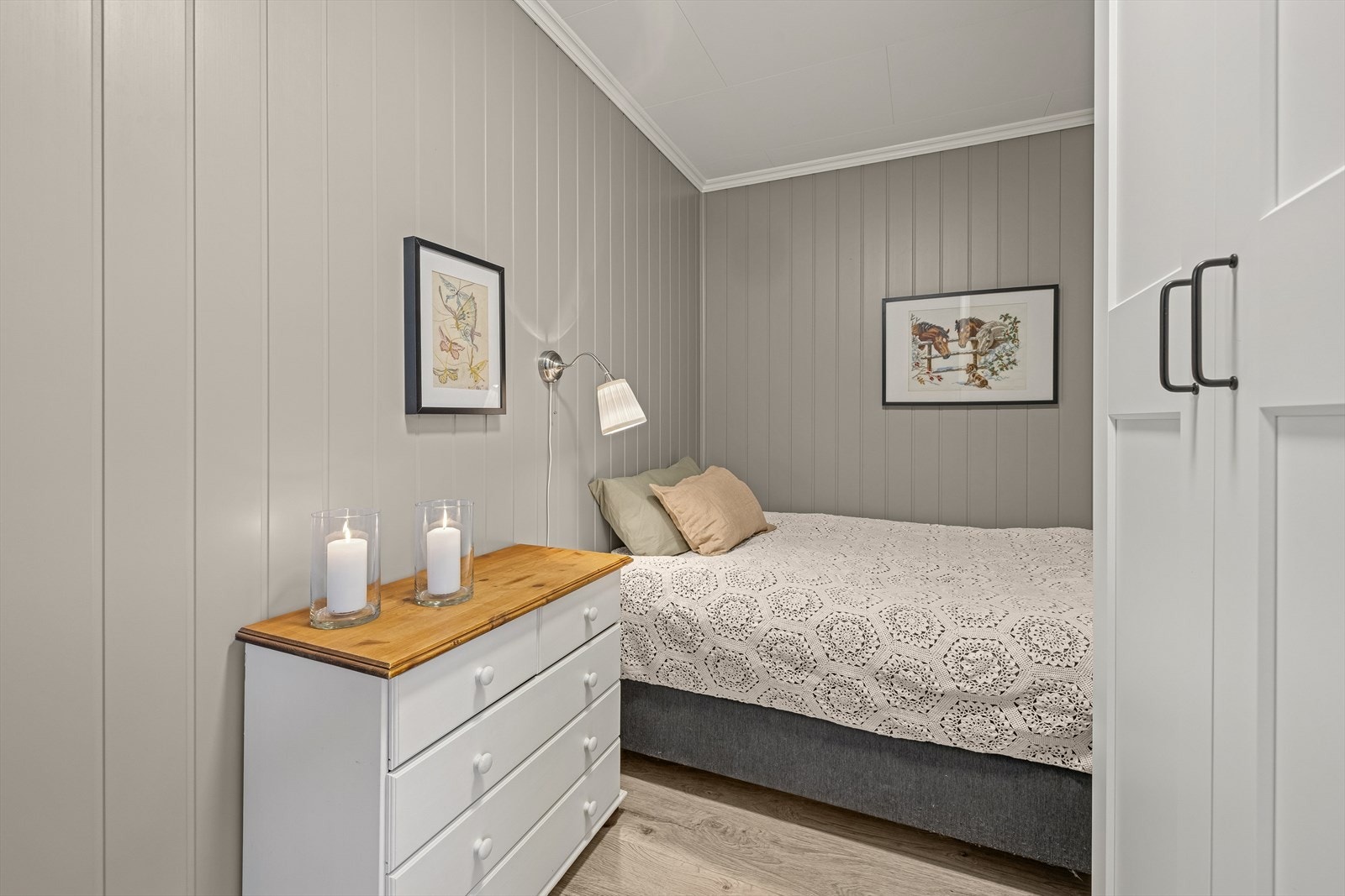 Soverom nr. 2 med god plass til seng, garderobeskap og annet ønskelig møblement. Rommet er malt i moderne og lune farger. Galleribilde