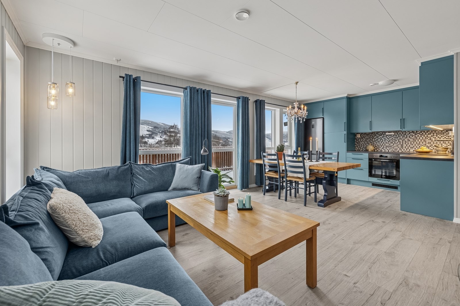 Åpen stue- og kjøkkenløsning med vedovn som varmer godt på kjøligere dager. Utgang til balkong. Galleribilde