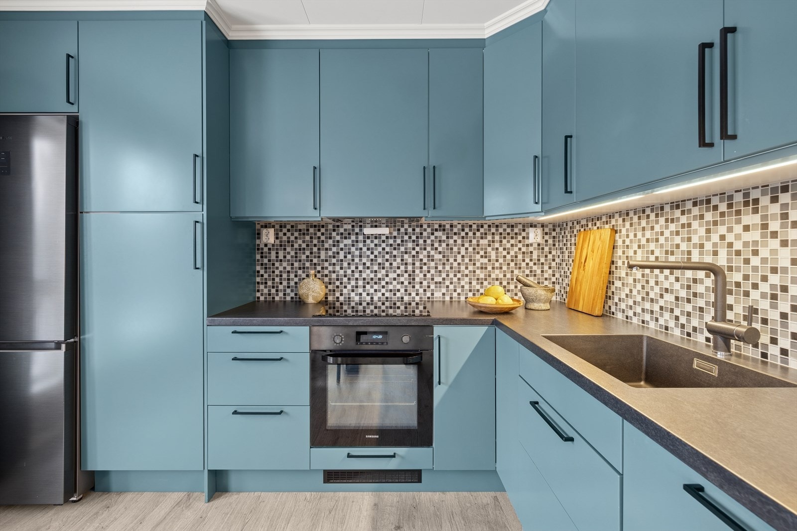 Direkte utgang til balkongen gir enkel tilgang til uteområdet fra kjøkkenet. Galleribilde