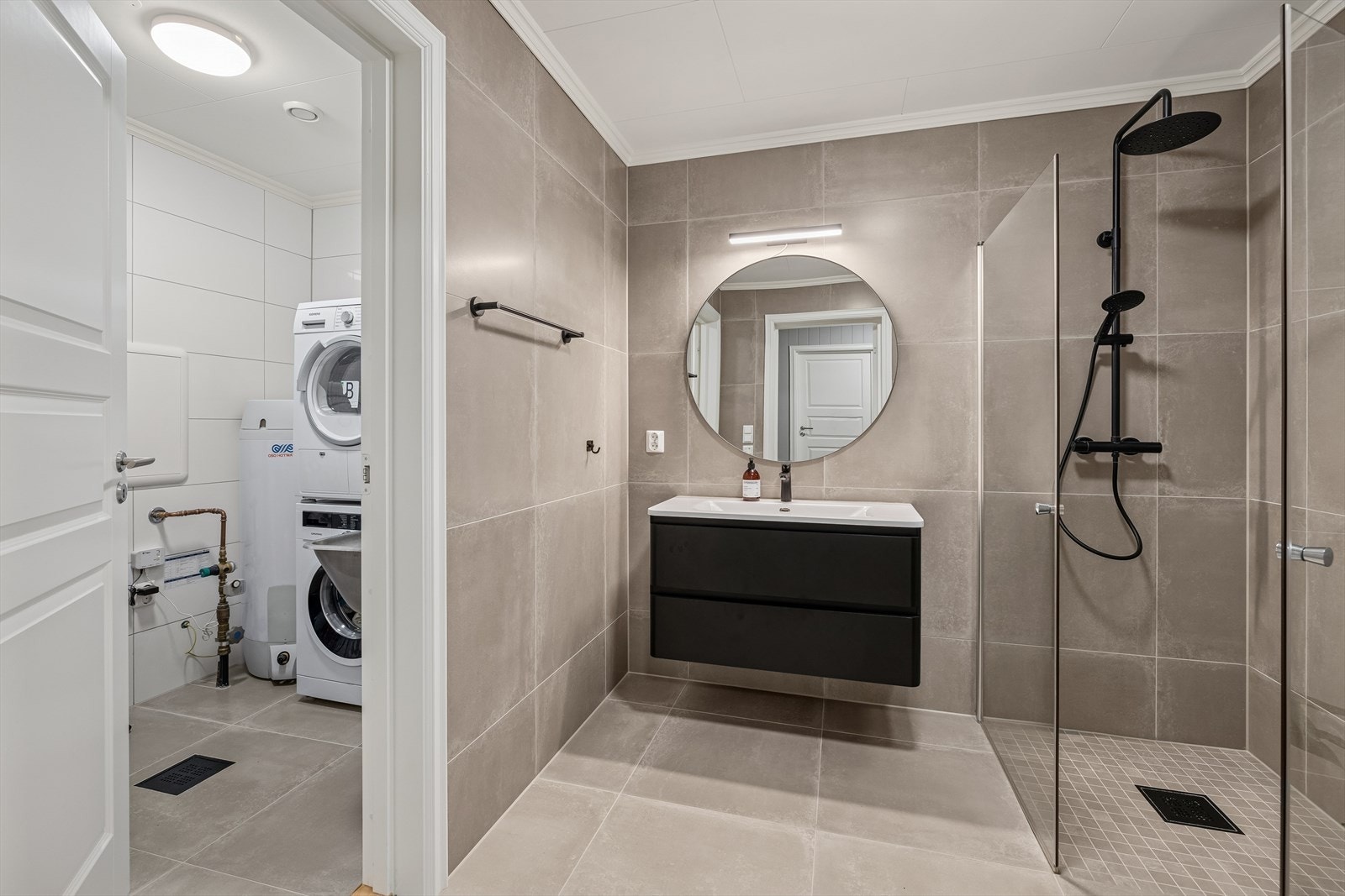 Fra badet i underetasjen er det direkte tilkomst til vaskerommet. Galleribilde