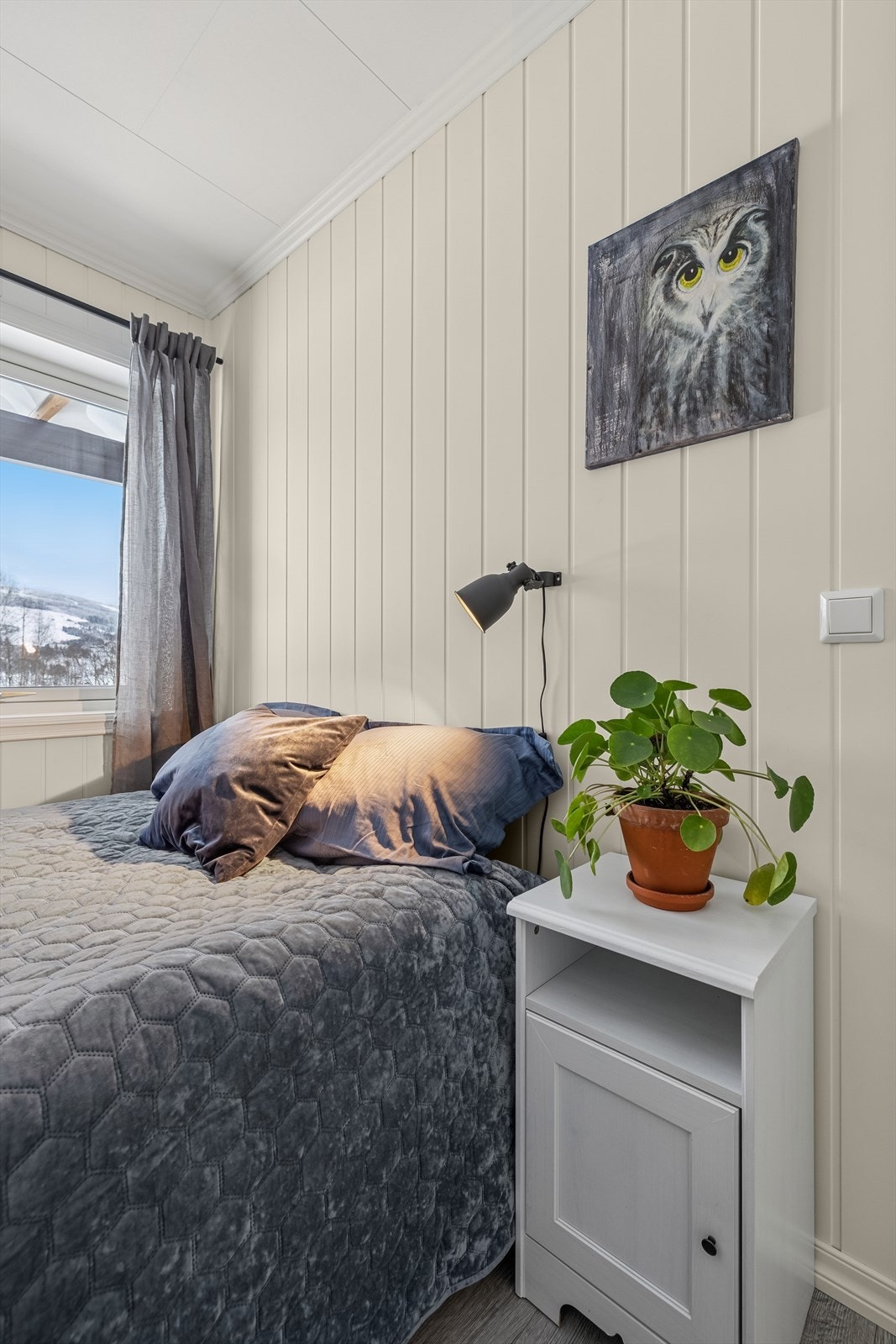 Soverom nr. 3 med god plass til seng, nattbord og annet ønskelig møblement. Galleribilde