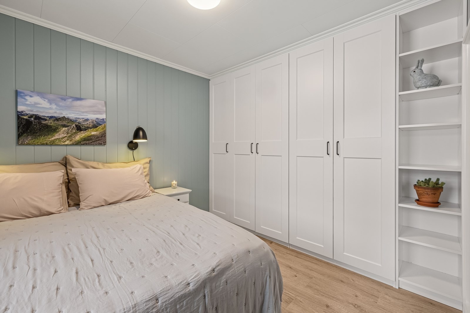 Garderobeskap med hvite fronter gir god oppbevaringsplass på soverommet. Galleribilde